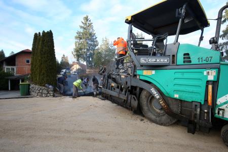 ASFALTIRANJE V BEGUNJAH 04 FOTO LJUBO VUKELIČ